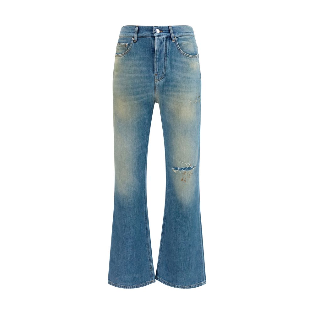 Jeans Amiri en coton bleu délavé, style évasé, avec coupe décontractée et détails modernes, visibles sur l'image.
