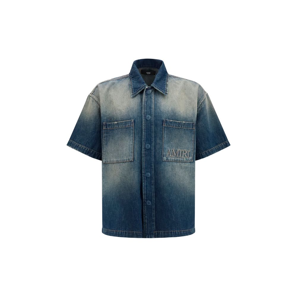 Chemise en denim bleu Amiri avec détails stylés, col classique et manches longues, portée décontractée.