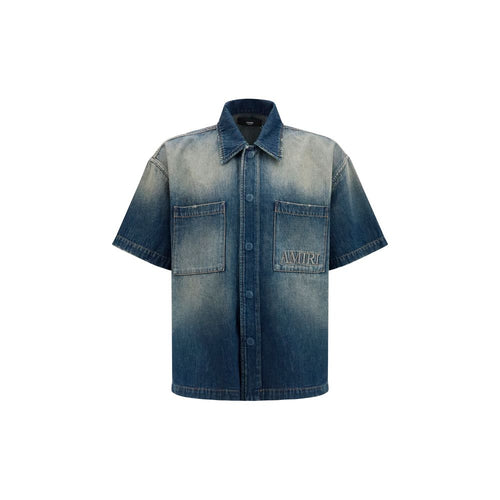 Chemise en denim bleu Amiri avec détails stylés, col classique et manches longues, portée décontractée.