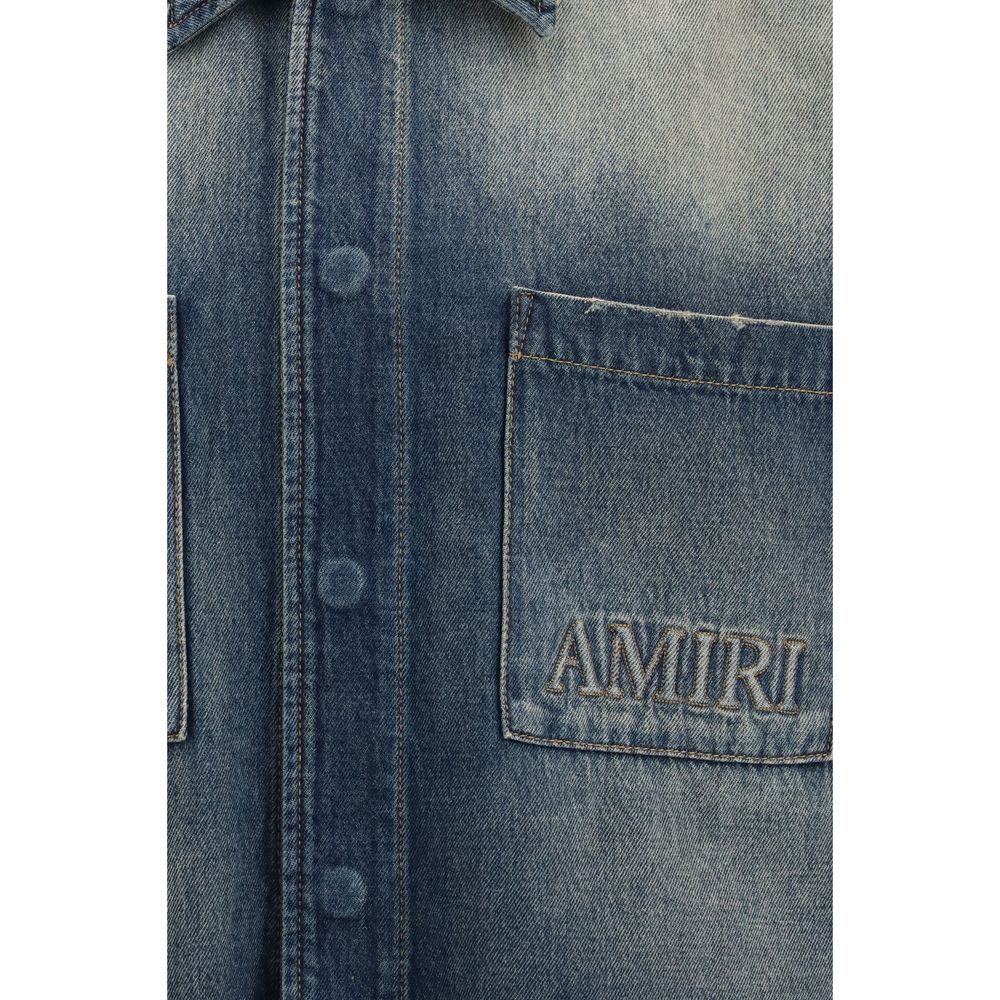 Chemise en denim bleu Amiri, style décontracté avec détails tendance, visible en gros plan sur le produit.
