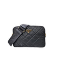 Sac à bandoulière en nylon noir de Prada, élégant et pratique, avec détails métalliques et logo Prada visible sur l'image.