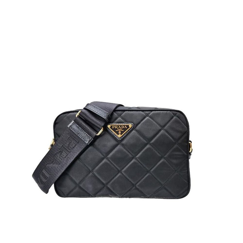 Sac à bandoulière en nylon noir de Prada, élégant et pratique, avec détails métalliques et logo Prada visible sur l'image.
