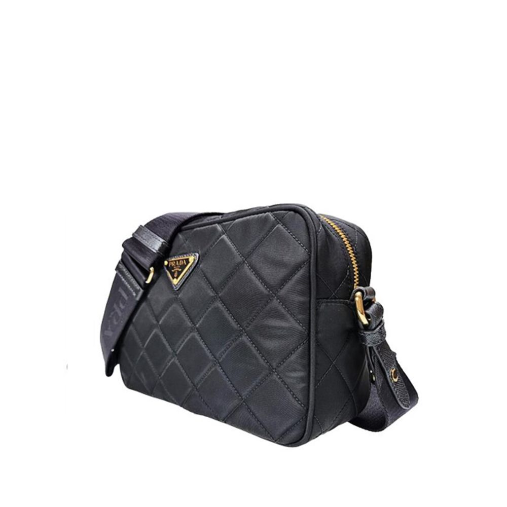 Sac à main en nylon noir Prada, sacoche à bandoulière élégante avec logo Prada visible sur l'avant.