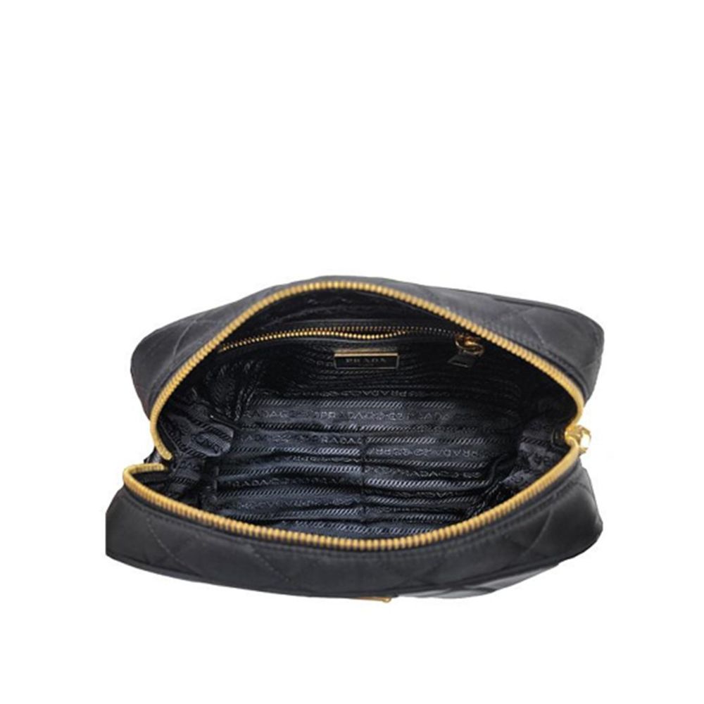 Sac à bandoulière noir en nylon Prada, vue de face, avec détails de la marque et design élégant.