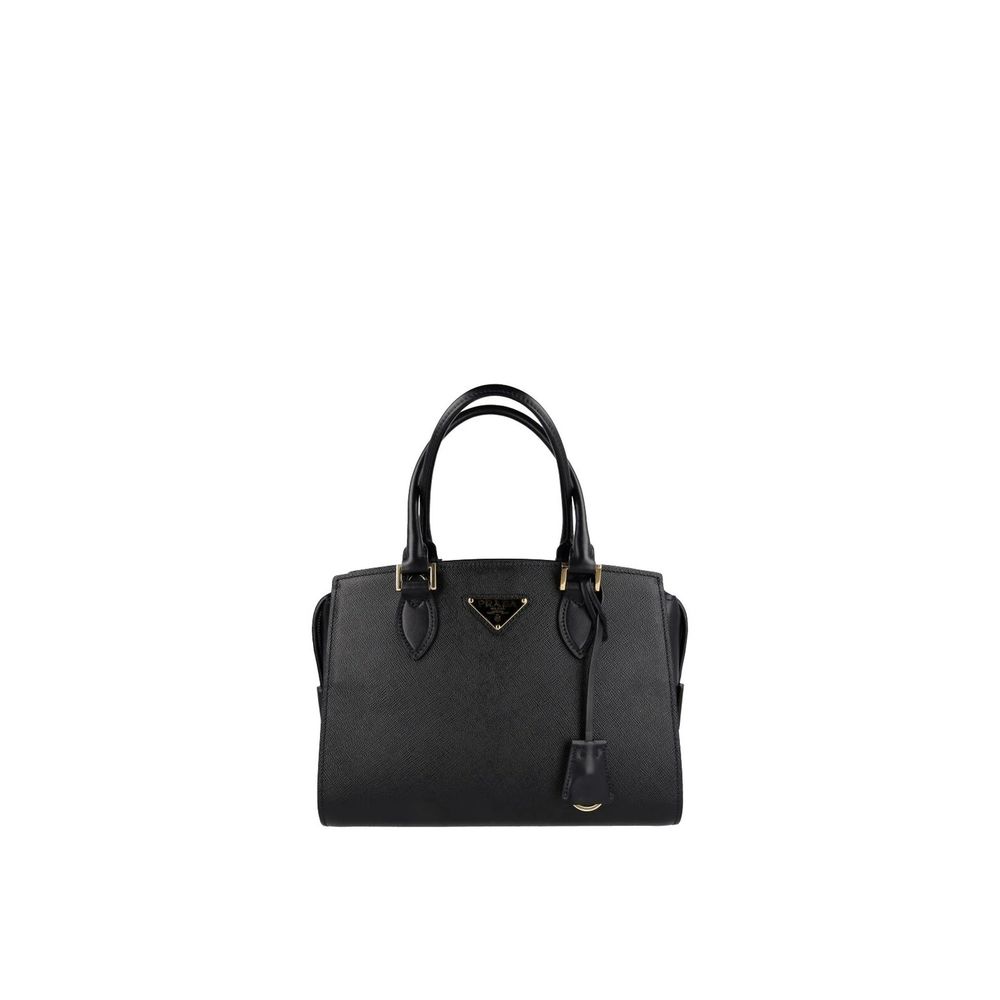Sac à main Prada en cuir de veau noir, élégant et sophistiqué, avec détails raffinés et finition de haute qualité.