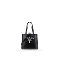 Sac Prada en cuir de veau noir, grand sac cabas avec poignées robustes et logo Prada visible sur le devant.