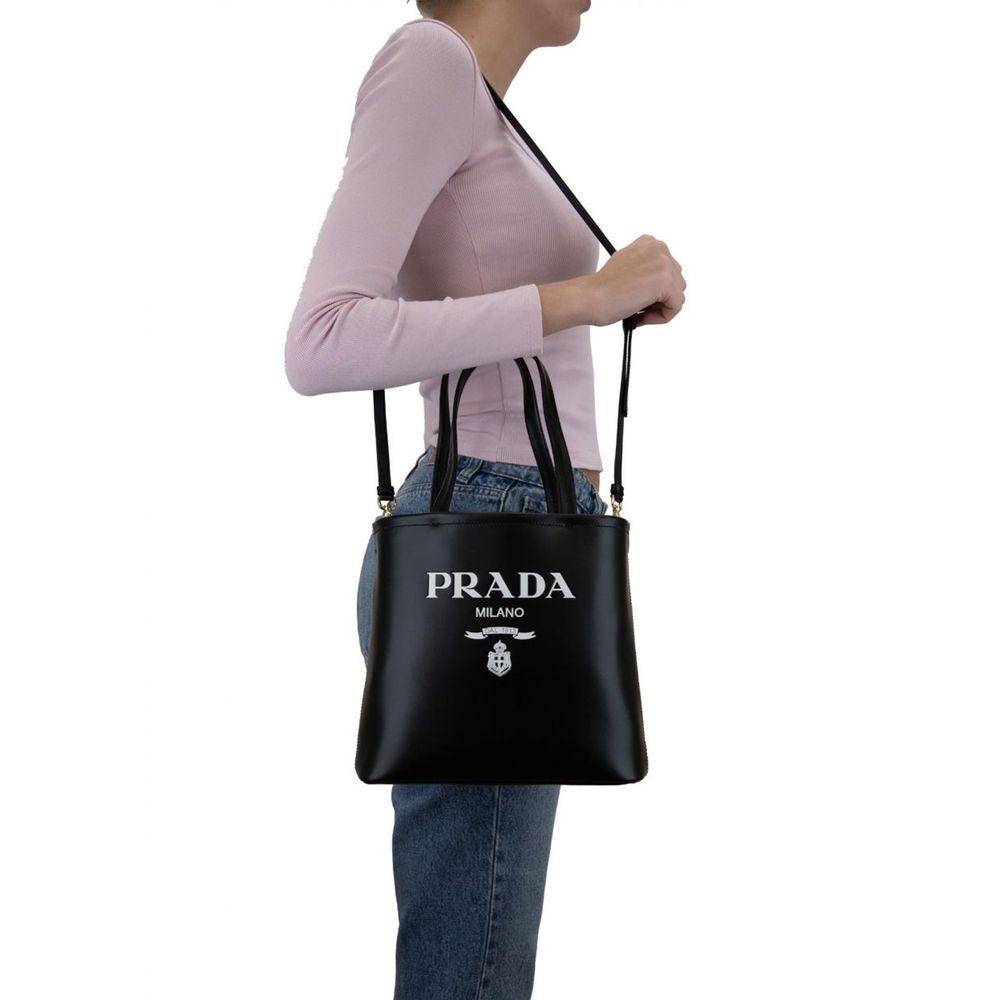 Sac cabas Prada en cuir de veau noir avec poignée en cuir, design élégant et épuré, idéal pour un style sophistiqué.