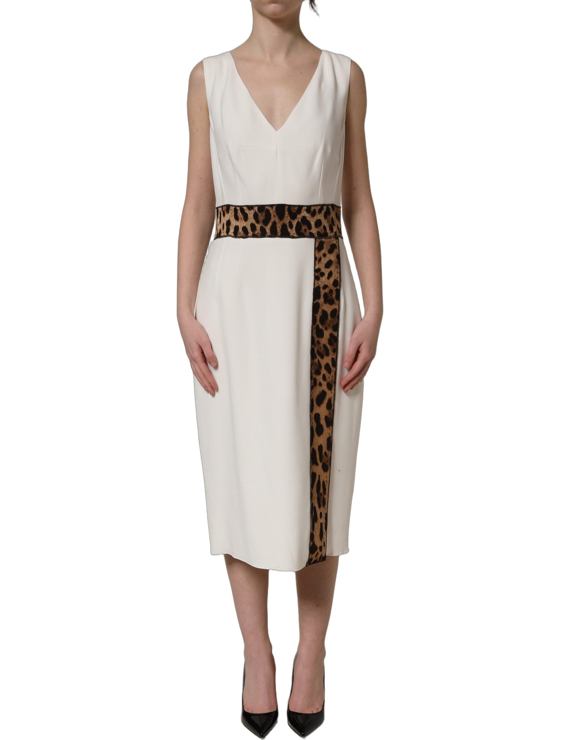Robe mi-longue sans manches Dolce & Gabbana blanche à motif léopard, coupe ajustée, en tissu léger et élégant.