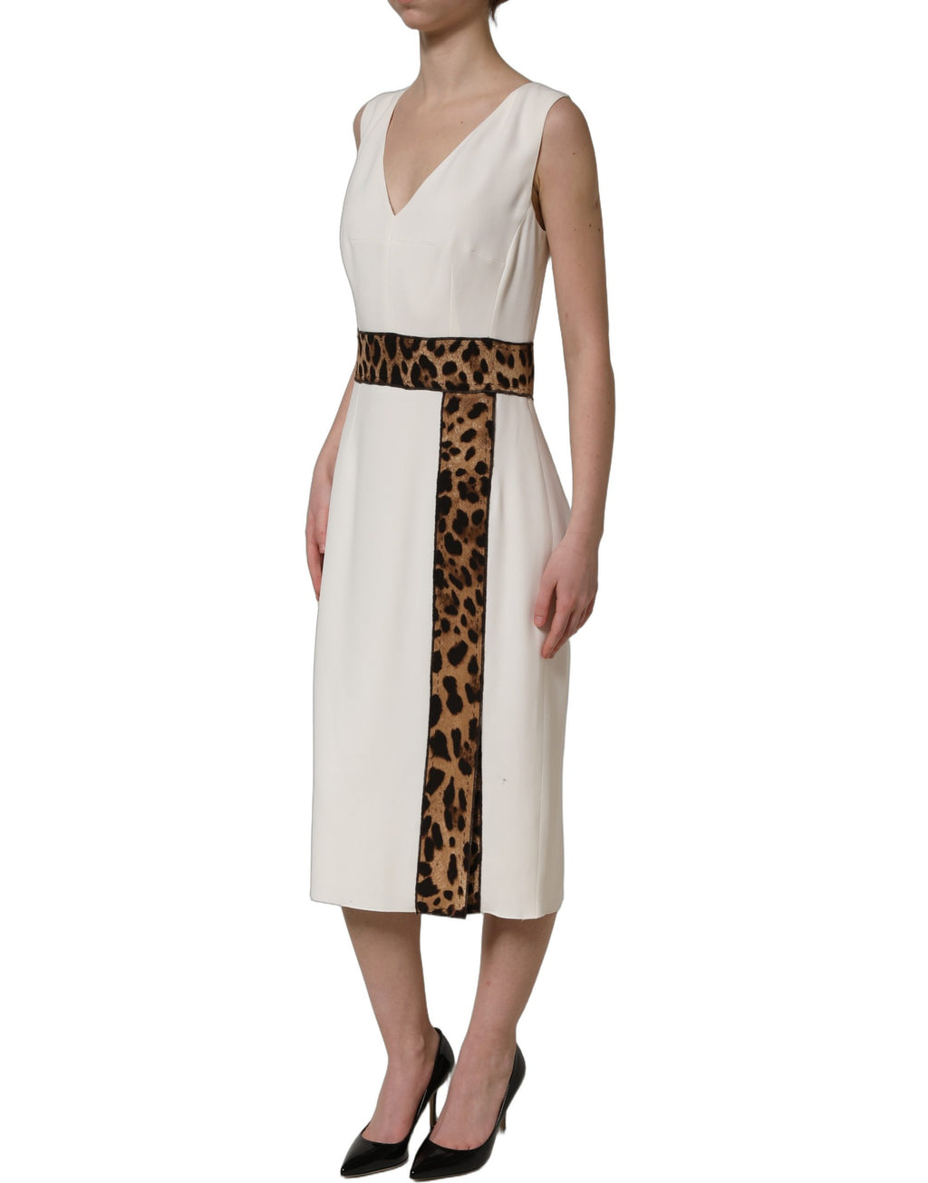 Robe droite sans manches blanche à motif léopard Dolce & Gabbana, longueur midi, style élégant et sophistiqué.