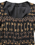 Robe midi noire Dolce & Gabbana à manches longues avec motif clé, coupe ajustée et élégante, style chic et sophistiqué.