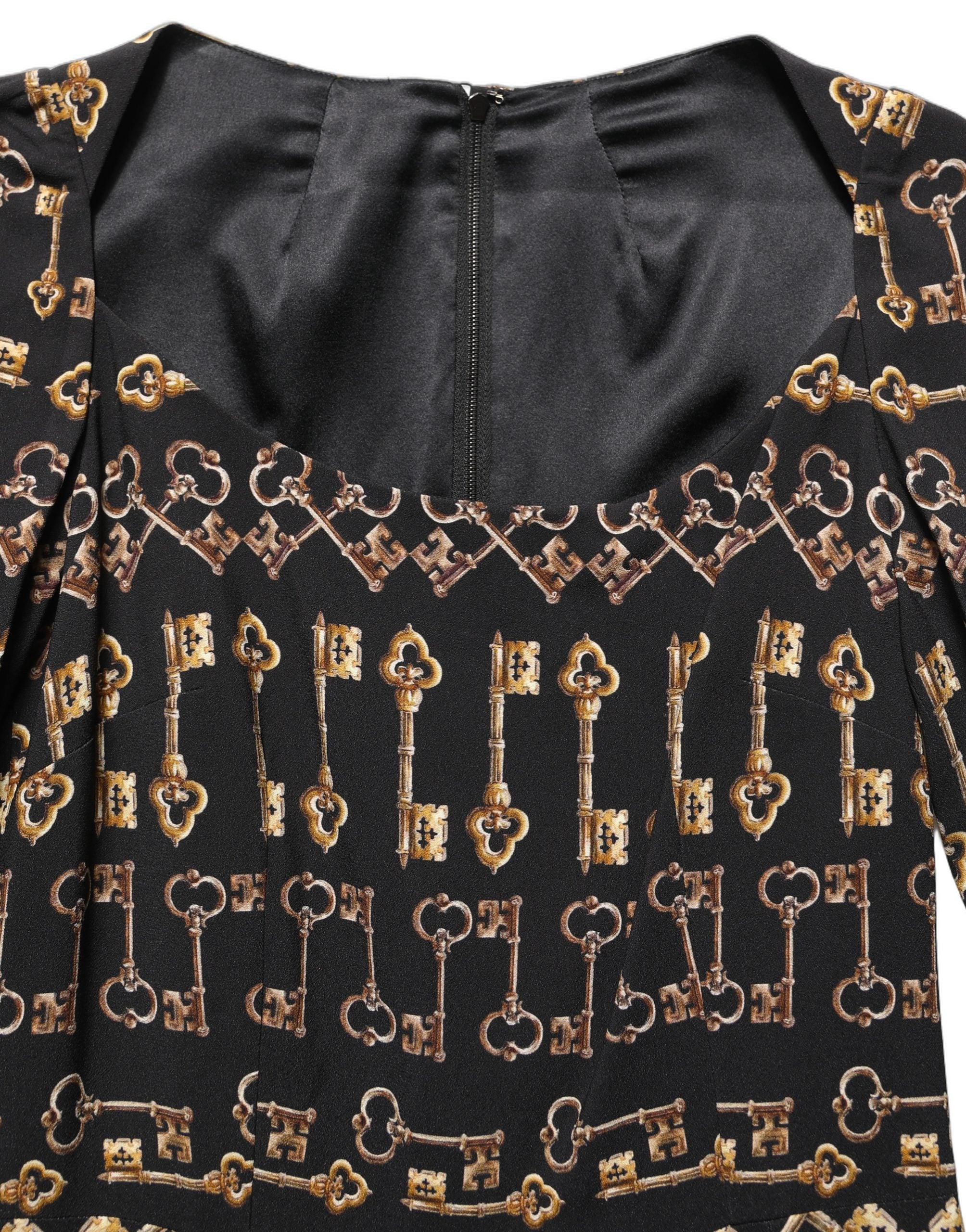 Robe midi noire Dolce & Gabbana à manches longues avec motif clé, coupe ajustée et élégante, style chic et sophistiqué.