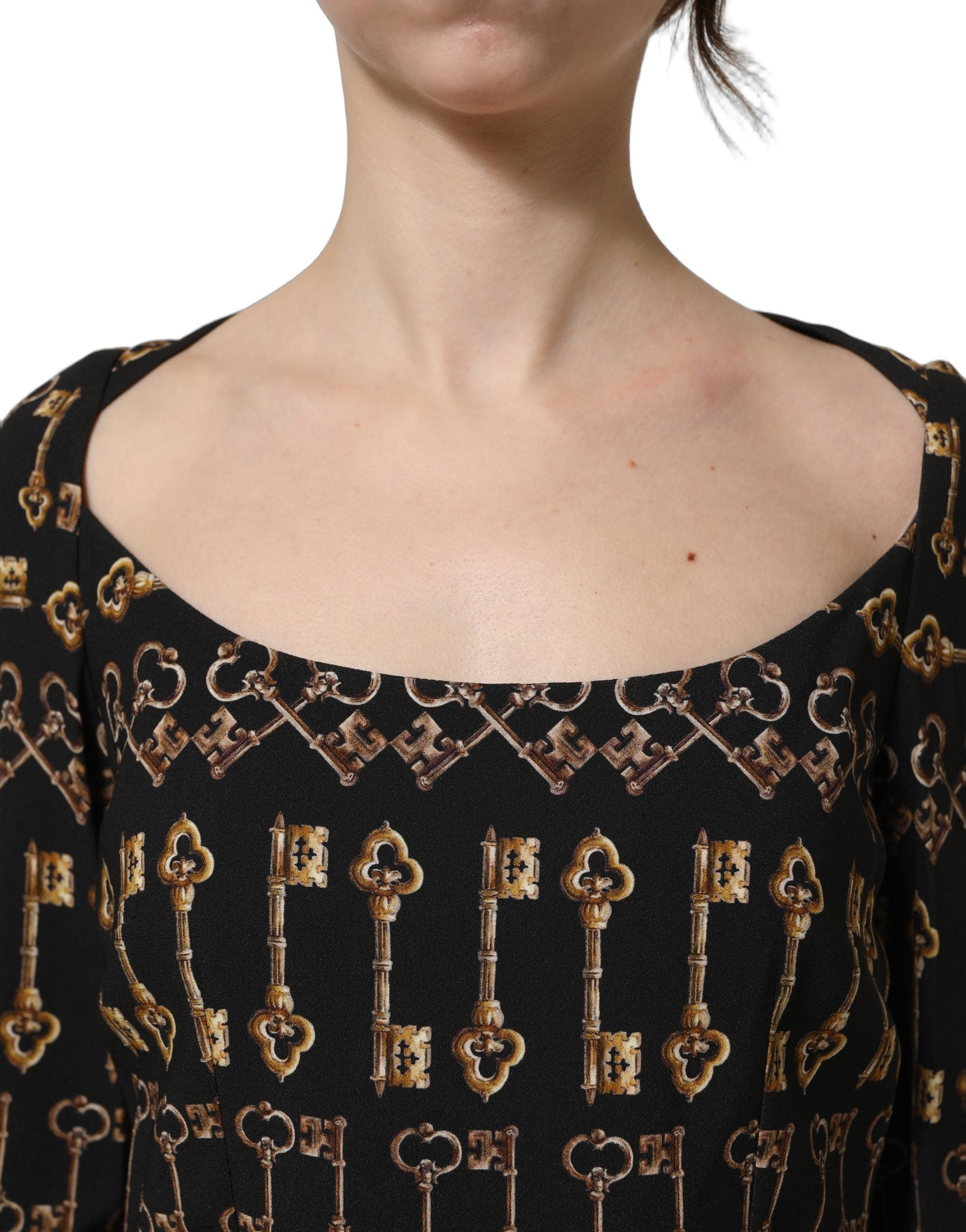 Robe midi noire Dolce & Gabbana à manches longues avec motif clé, coupe ajustée et style élégant.