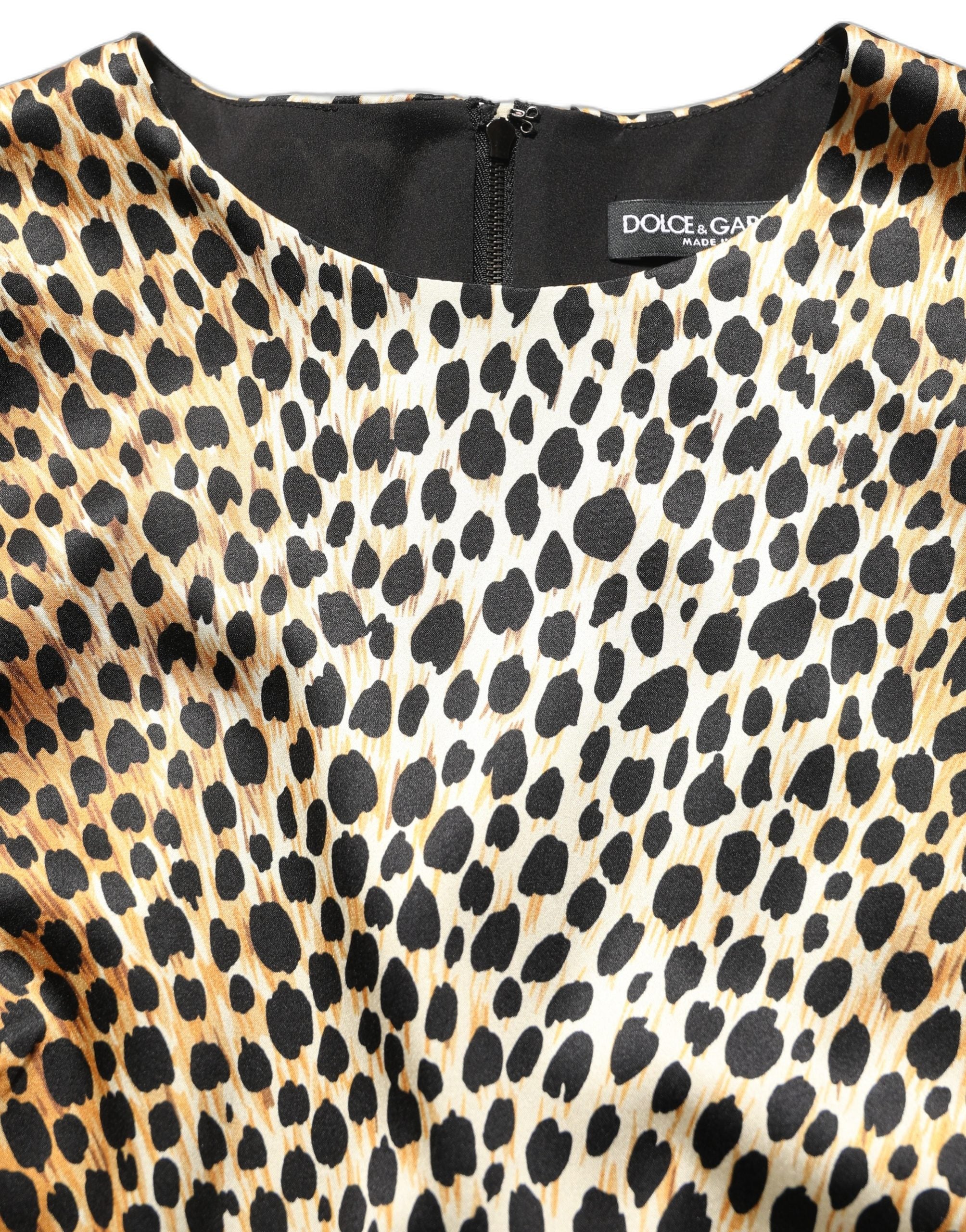 Robe courte longue à manches longues Dolce & Gabbana avec imprimé léopard ocelot brun, tissu élégant et style sophistiqué.