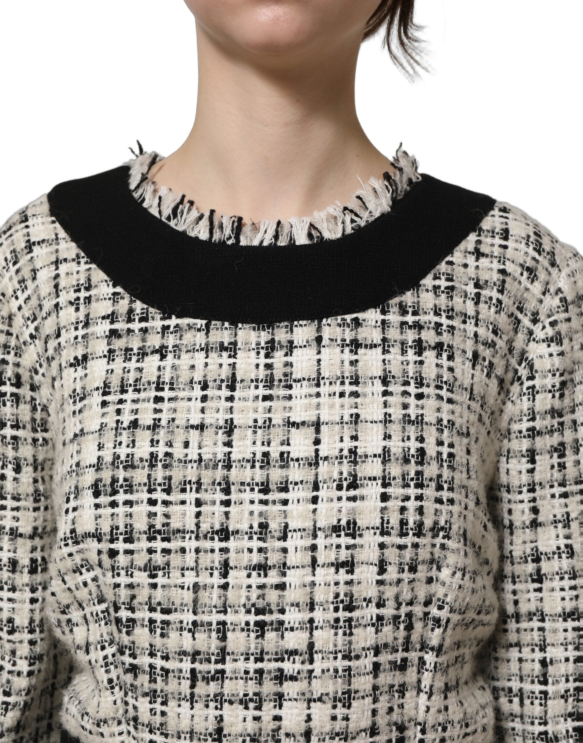 Robe midi en tweed multicolore bouclé avec finition effilochée, signée Dolce & Gabbana, élégante et tendance.
