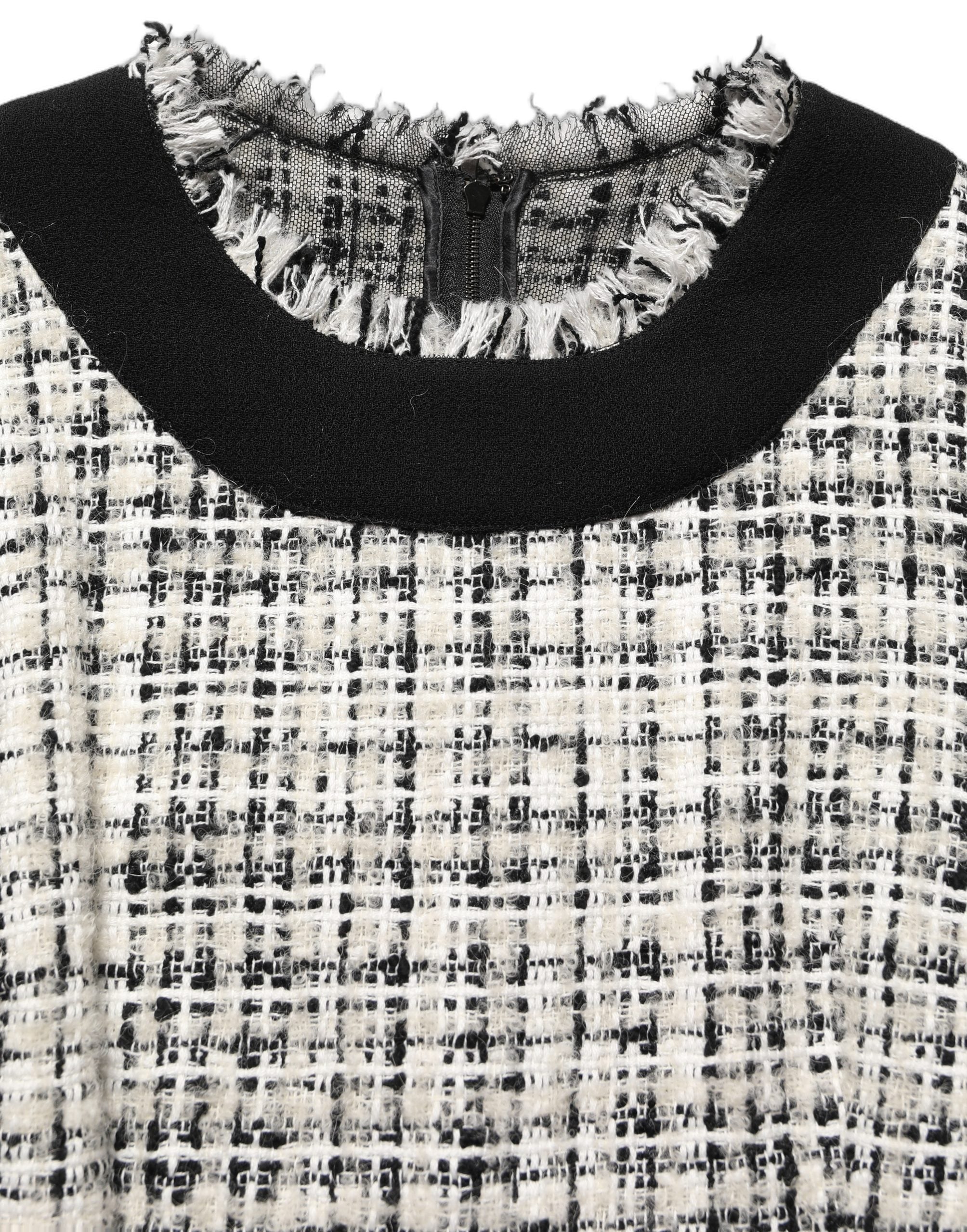 Robe midi en tweed multicolore Dolce & Gabbana avec finition frangée, style élégant et sophistiqué.