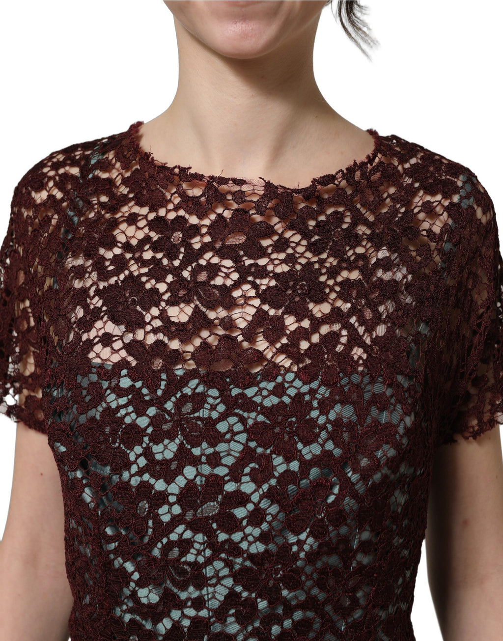 Robe midi plissée en taffetas à fleurs multicolores en dentelle, marque Dolce & Gabbana, élégante et sophistiquée.
