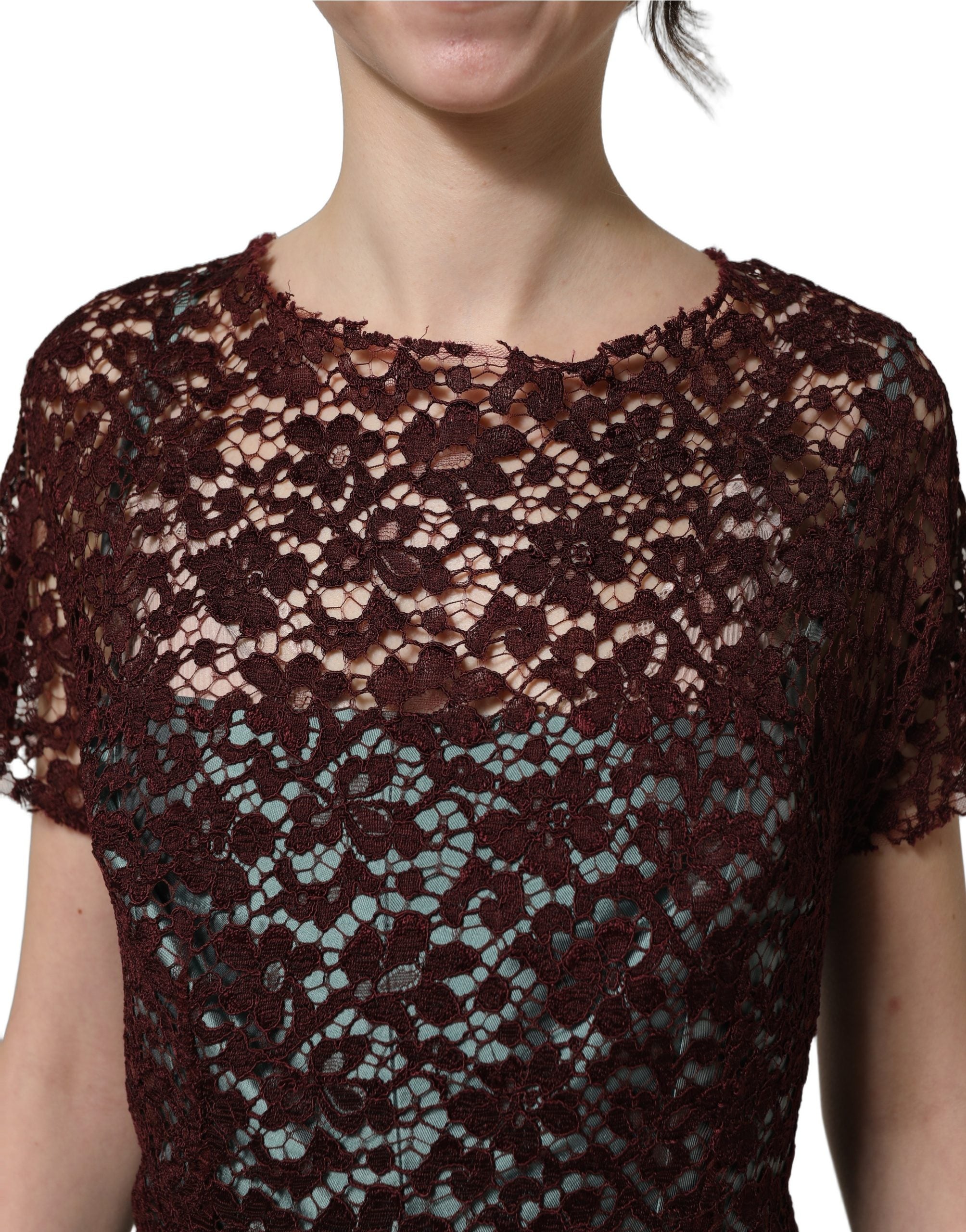 Robe midi plissée en taffetas à fleurs multicolores en dentelle, marque Dolce & Gabbana, élégante et sophistiquée.
