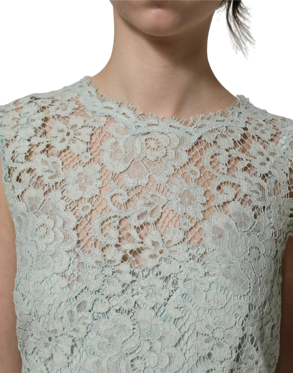 Robe sans manches en dentelle vert menthe de Dolce & Gabbana, longueur genou, style élégant et féminin.