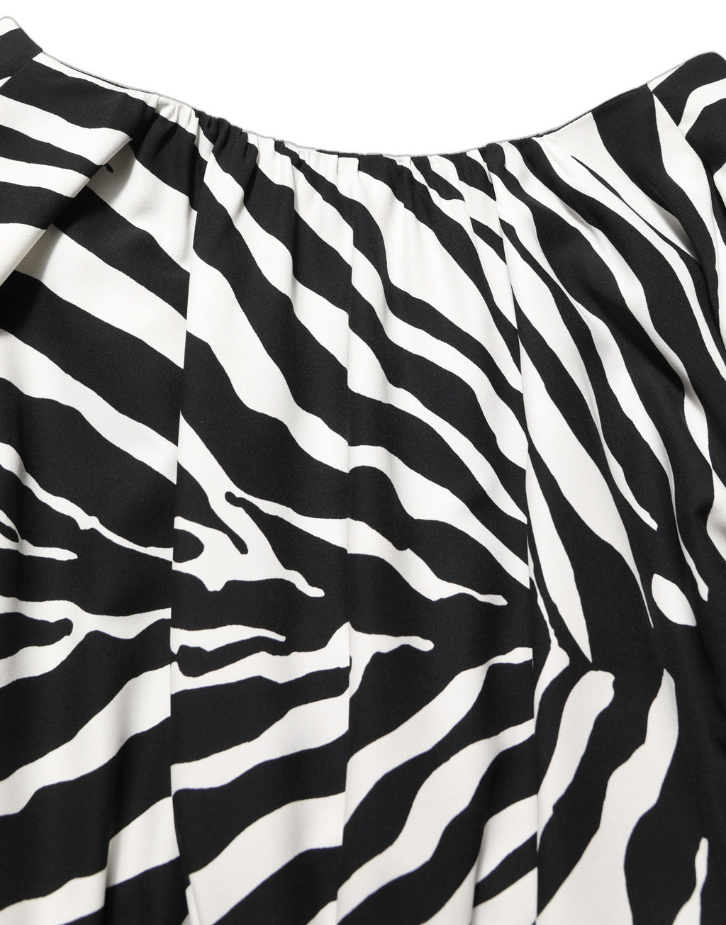 Robe mini en soie noire et blanche à rayures zèbre avec fronces de Dolce & Gabbana, élégante et sophistiquée.