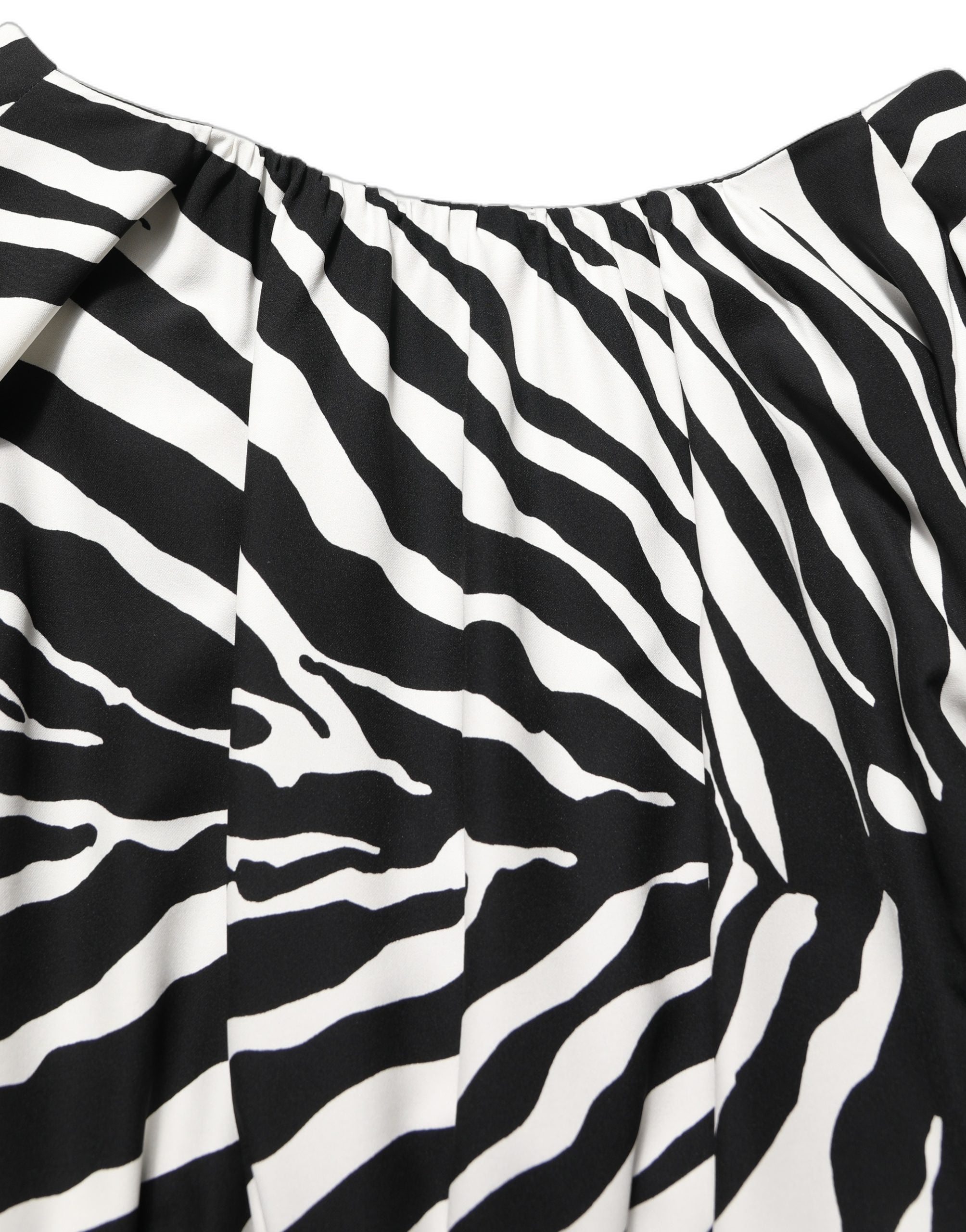 Robe mini en soie noire et blanche à rayures zèbre avec fronces de Dolce & Gabbana, élégante et sophistiquée.