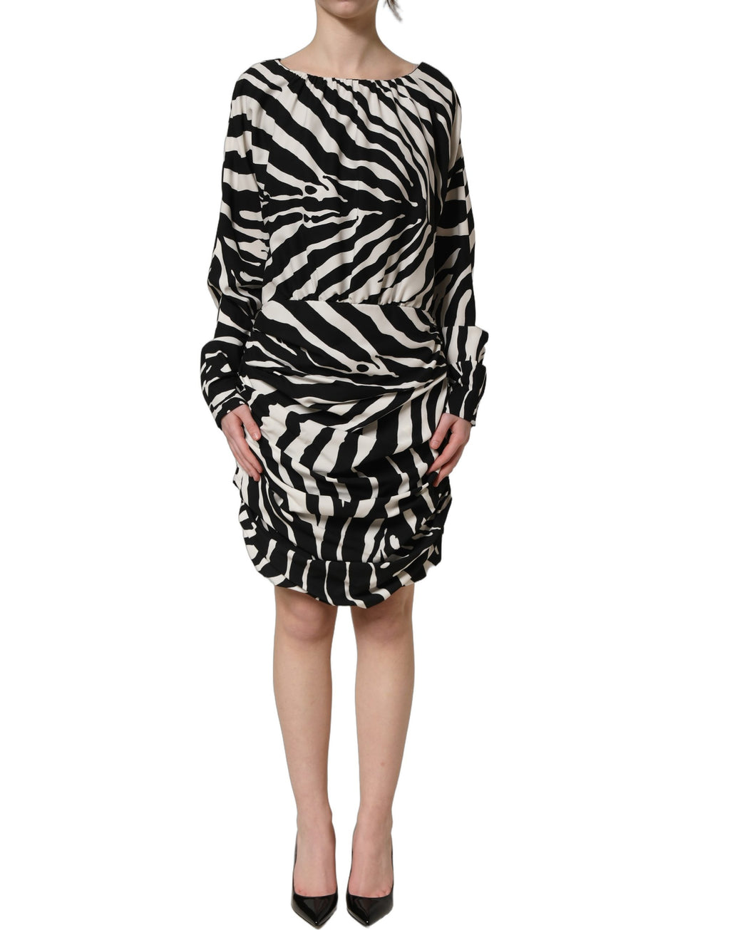 Robe courte en soie noire et blanche à rayures zèbre avec fronces, Dolce & Gabbana, élégante et sophistiquée.