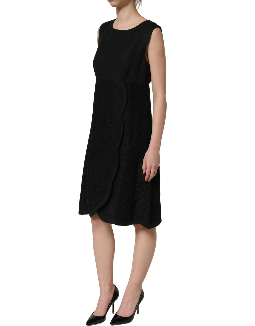 Robe sans manches Dolce & Gabbana noire à motifs floraux en dentelle, style chemise élégante et sophistiquée.