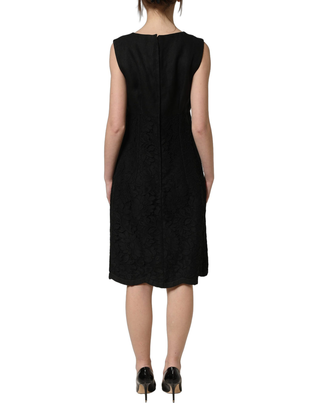 Robe sans manches Dolce & Gabbana en dentelle noire à motifs floraux, silhouette droite élégante.