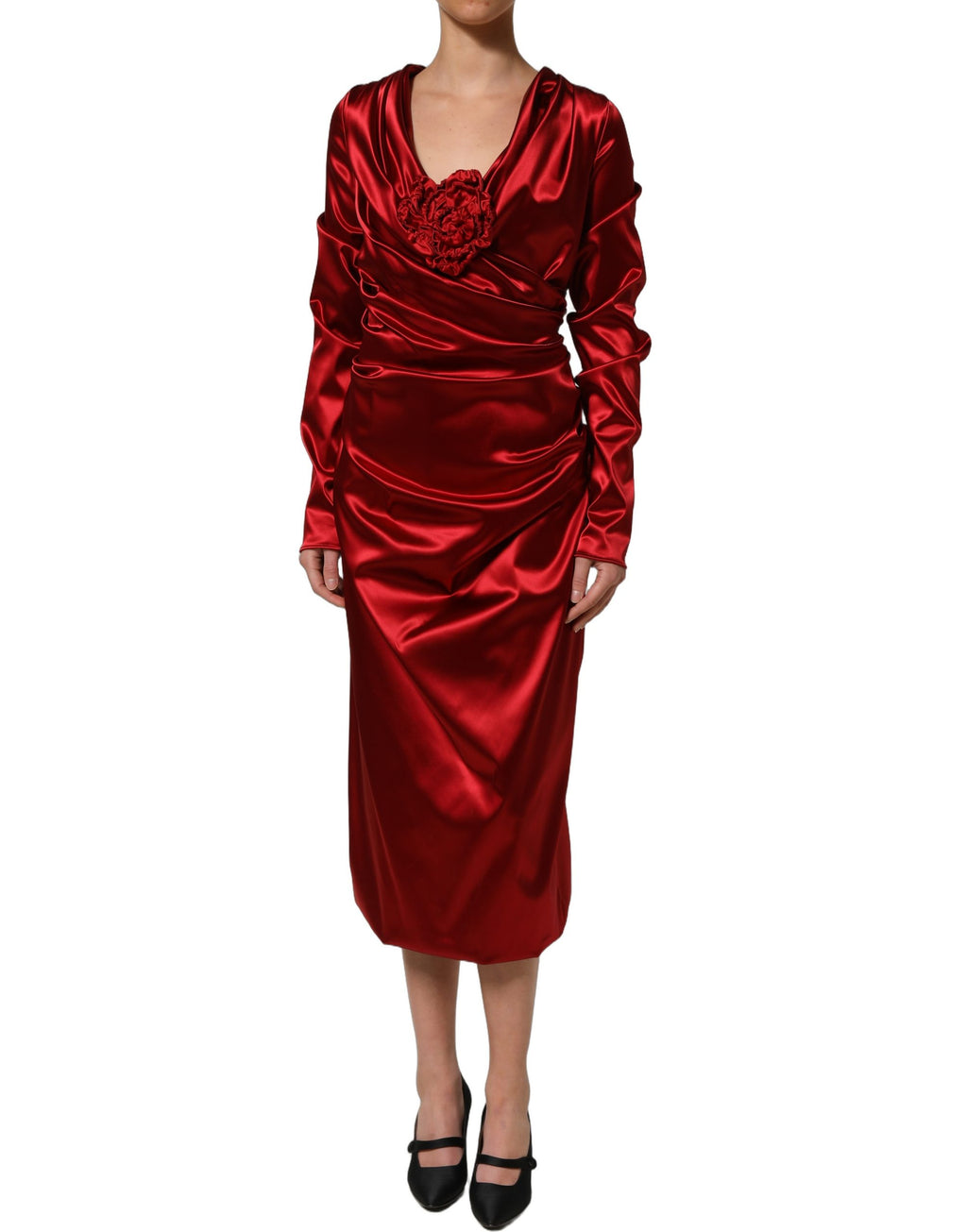 Robe midi en satin de soie rouge Dolce & Gabbana avec drapé, appliqué floral et détails élégants.