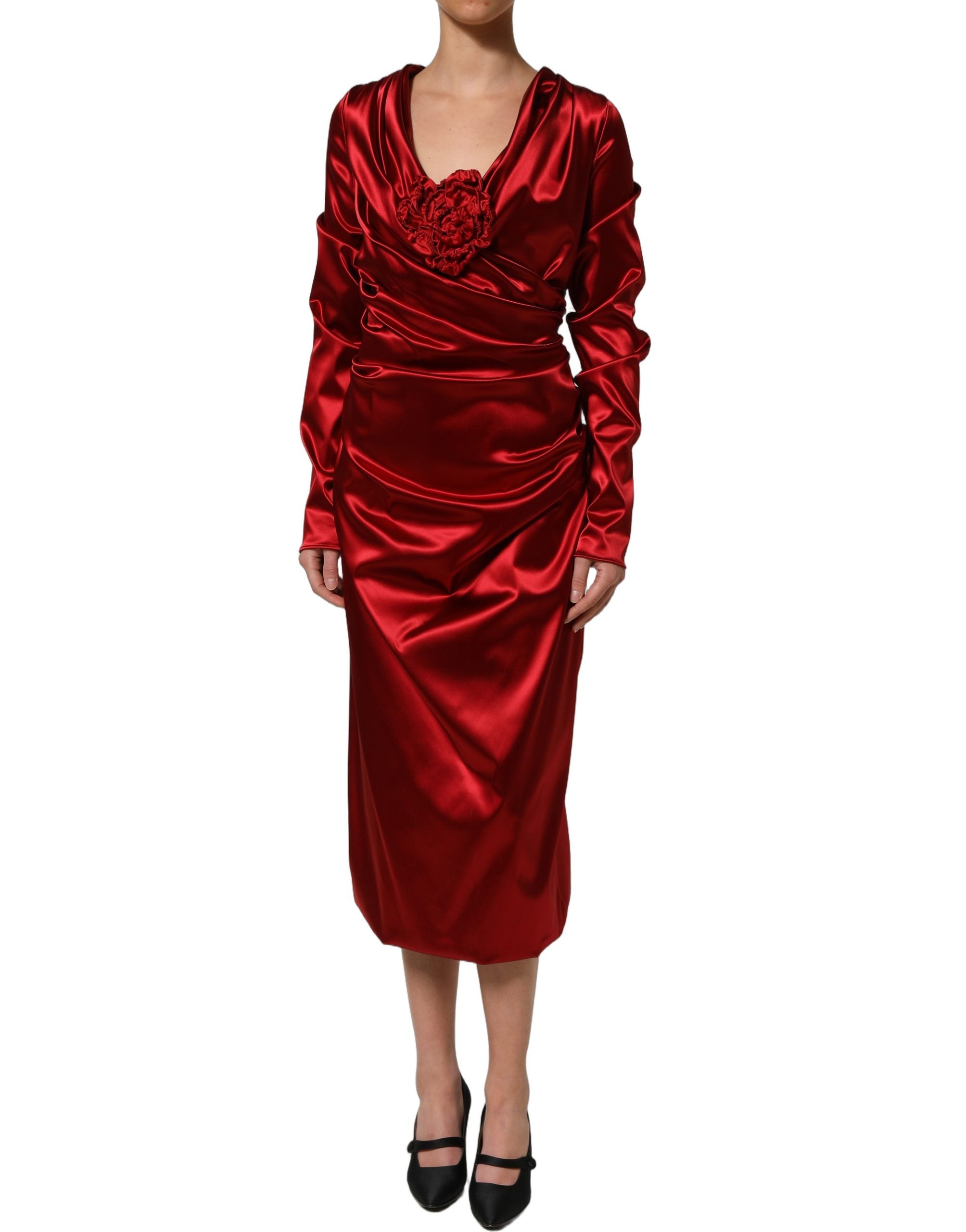 Robe midi en satin de soie rouge Dolce & Gabbana avec drapé, appliqué floral et détails élégants.