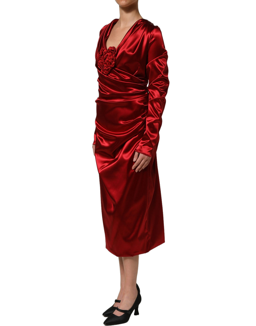 Robe midi en soie satin rouge Dolce & Gabbana avec drapé, fleurs appliquées et détails élégants.