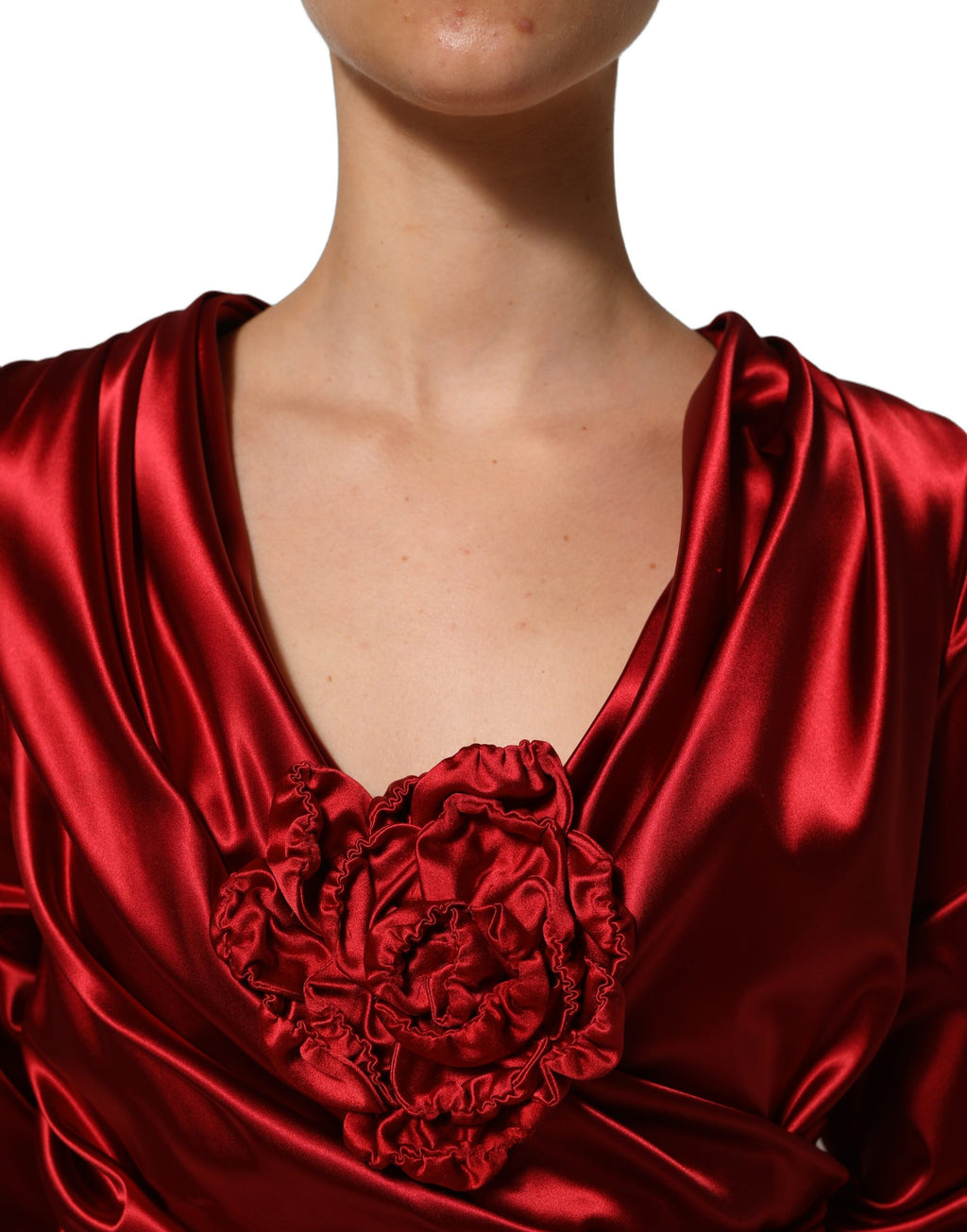 Robe midi en soie satin rouge Dolce & Gabbana avec drapé, appliqué floral et détails élégants.