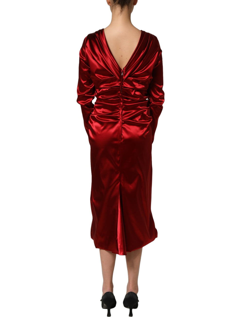 Robe midi en soie rouge satin Dolce & Gabbana avec drapé, appliqué floral et design élégant visible dans l'image.
