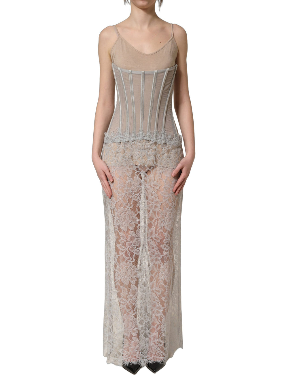 Robe longue Dolce & Gabbana en dentelle grise avec corset style, buste maxi et détails élégants.