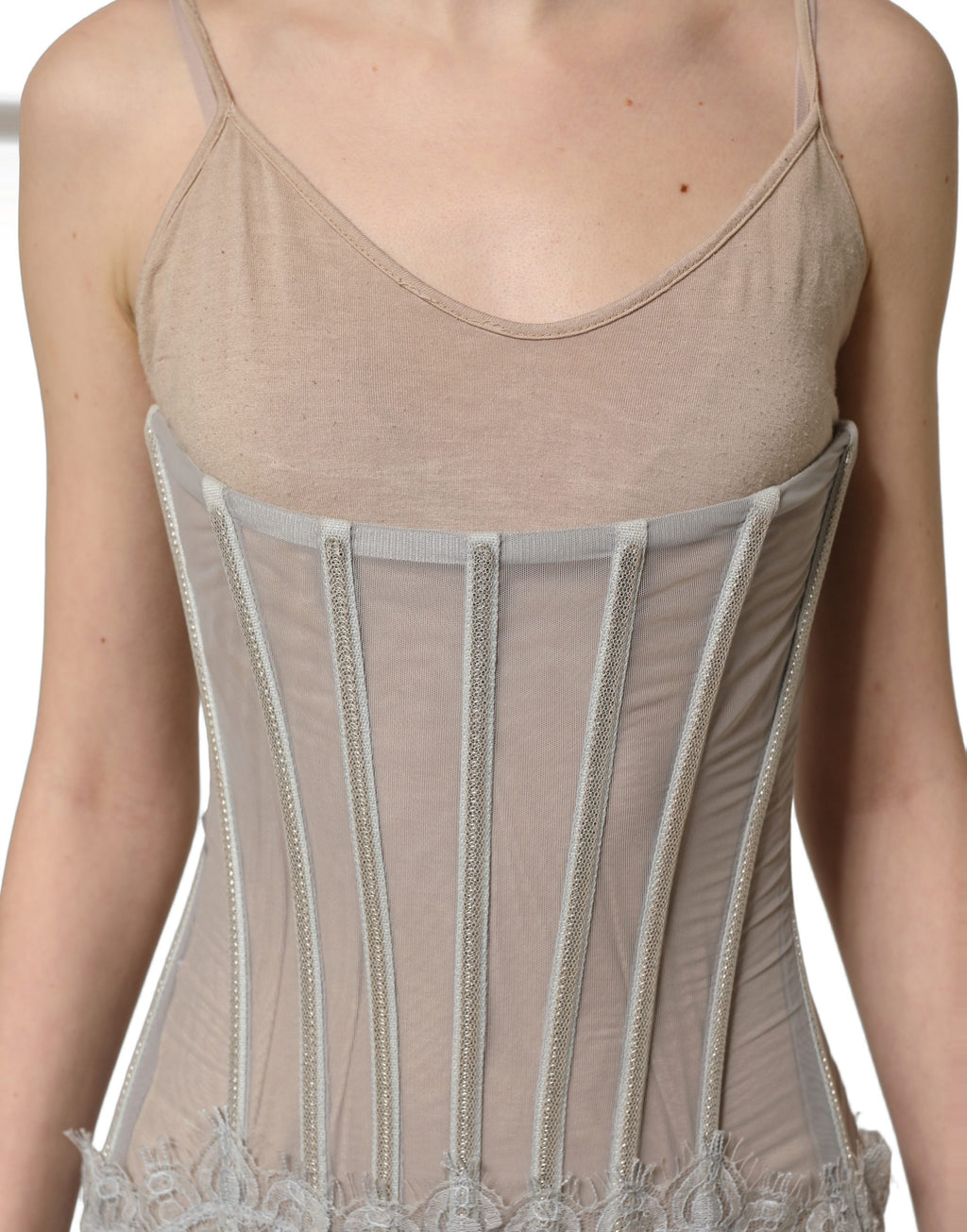 Robe maxi en dentelle grise de style corset Dolce & Gabbana, détail élégant et tissu délicat visible sur l'image.