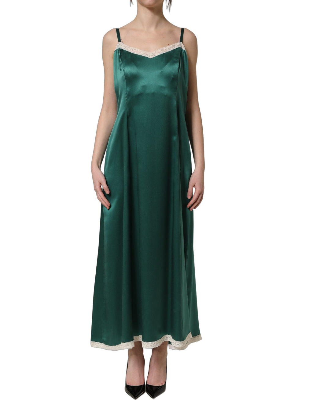 Robe longue en satin vert sans manches avec broderie en dentelle, marque Dolce & Gabbana, élégante et sophistiquée.