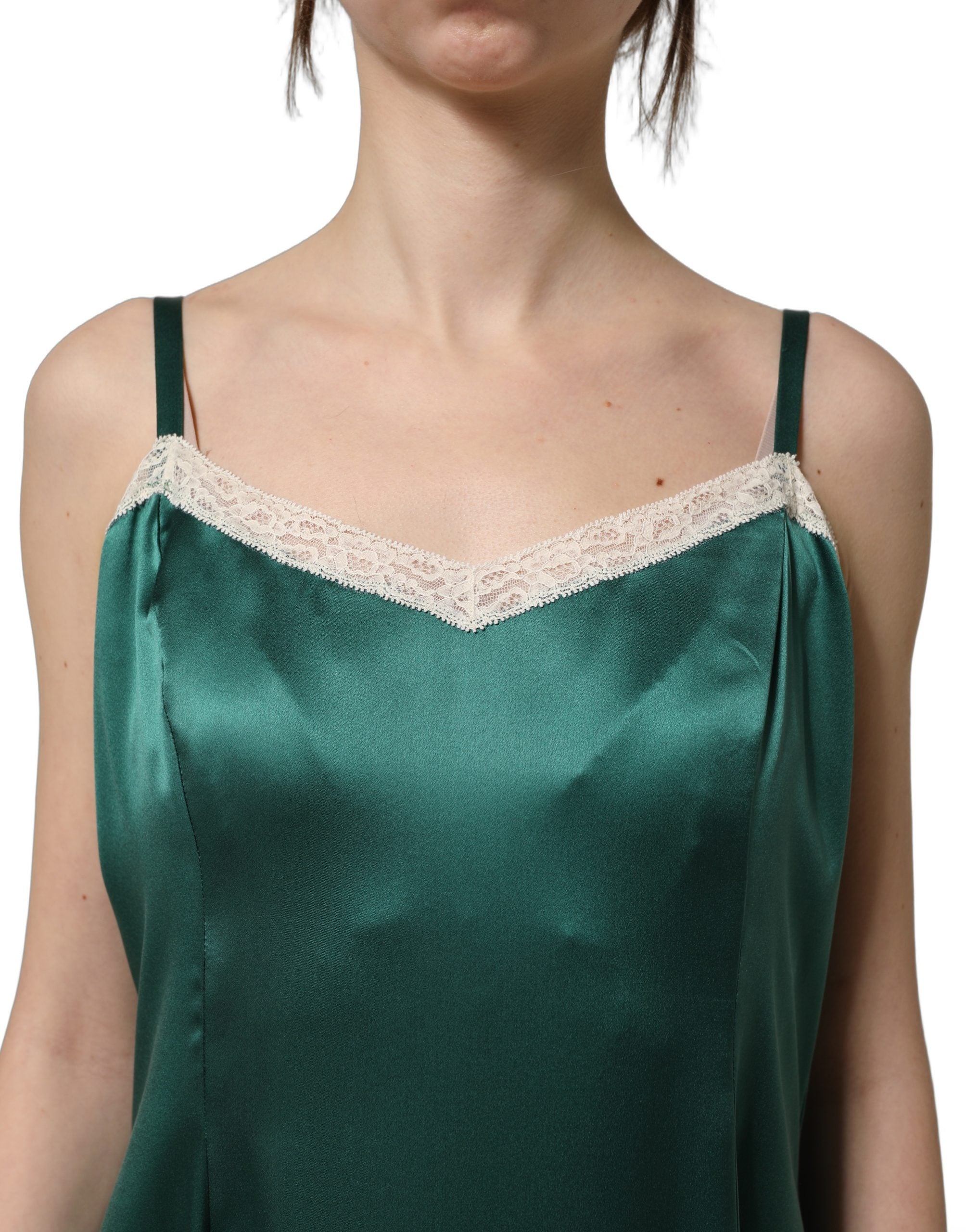 Robe longue sans manches en satin vert avec galon en dentelle, Dolce & Gabbana, élégante et raffinée.