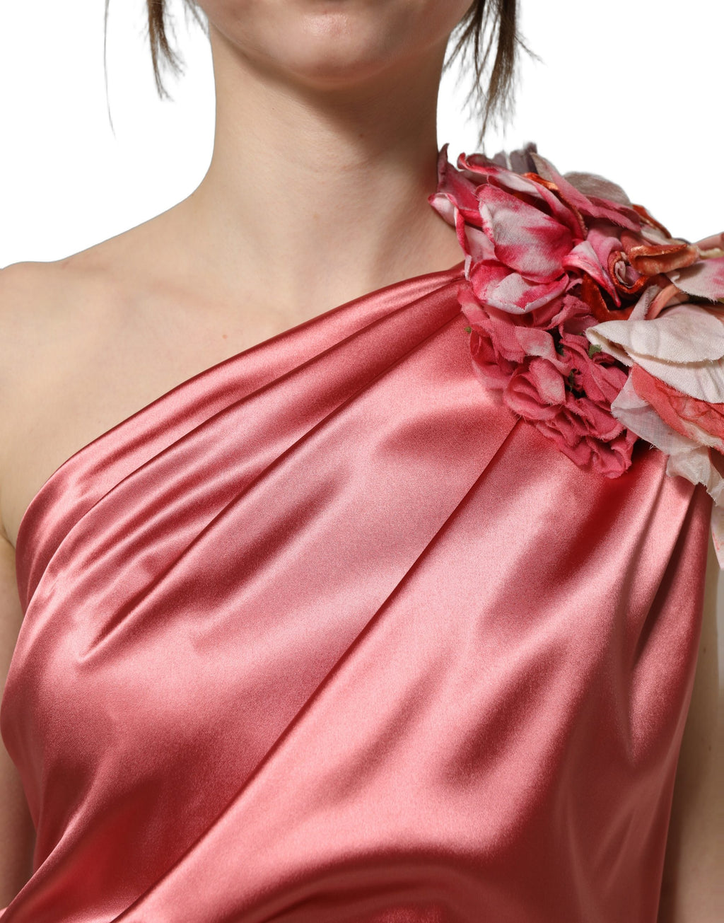 Robe midi rose Dolce & Gabbana avec drapé élégant et appliqués floraux, style sophistiqué et féminin.