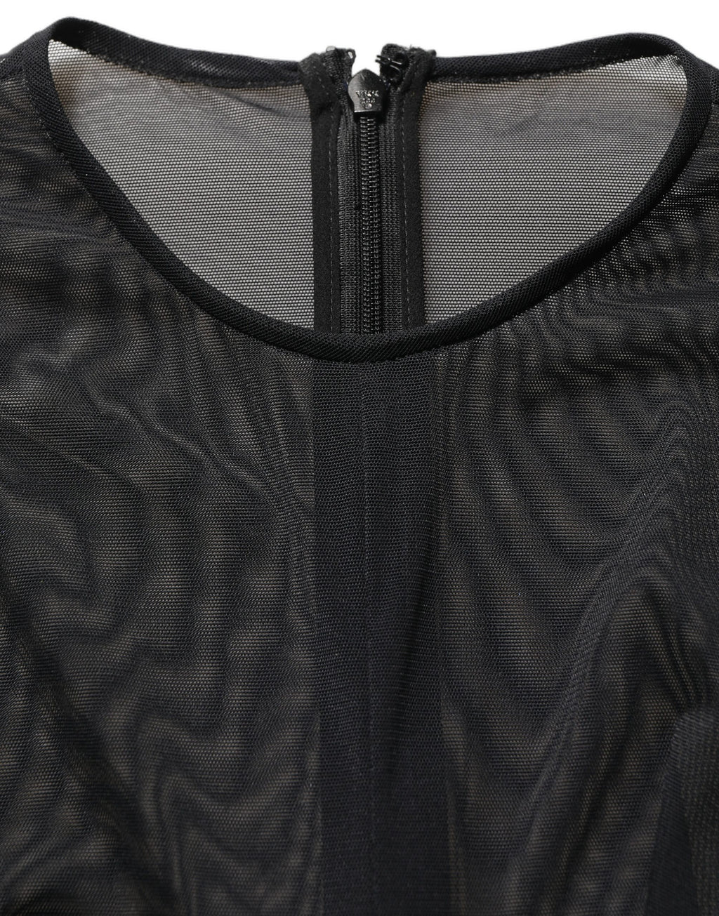 Robe longue noire en dentelle transparente Dolce & Gabbana, manches longues, coupe moulante, élégante et sophistiquée.