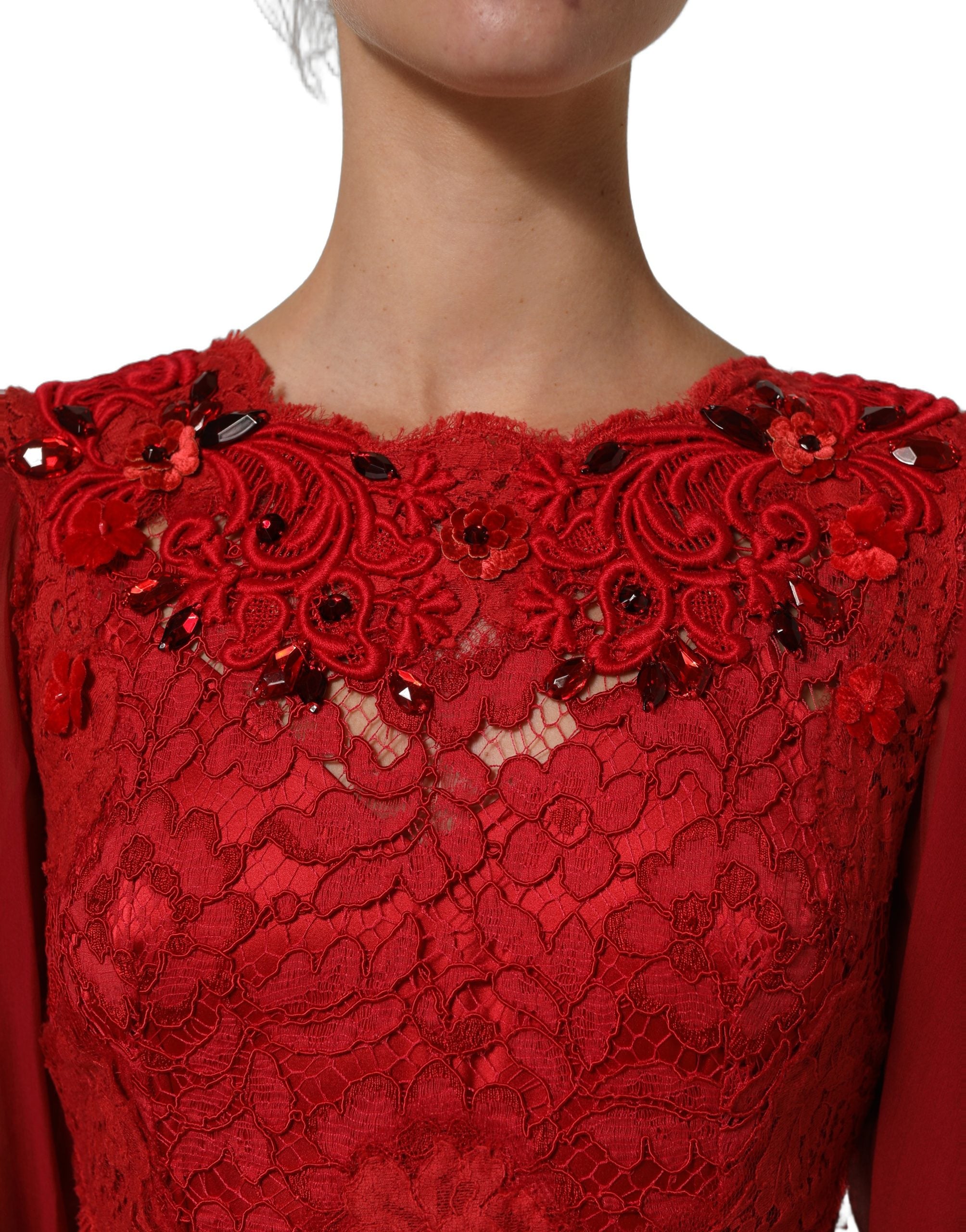 Robe longue sirène rouge Dolce & Gabbana ornée de embellissements, élégante et sophistiquée, vue de face.