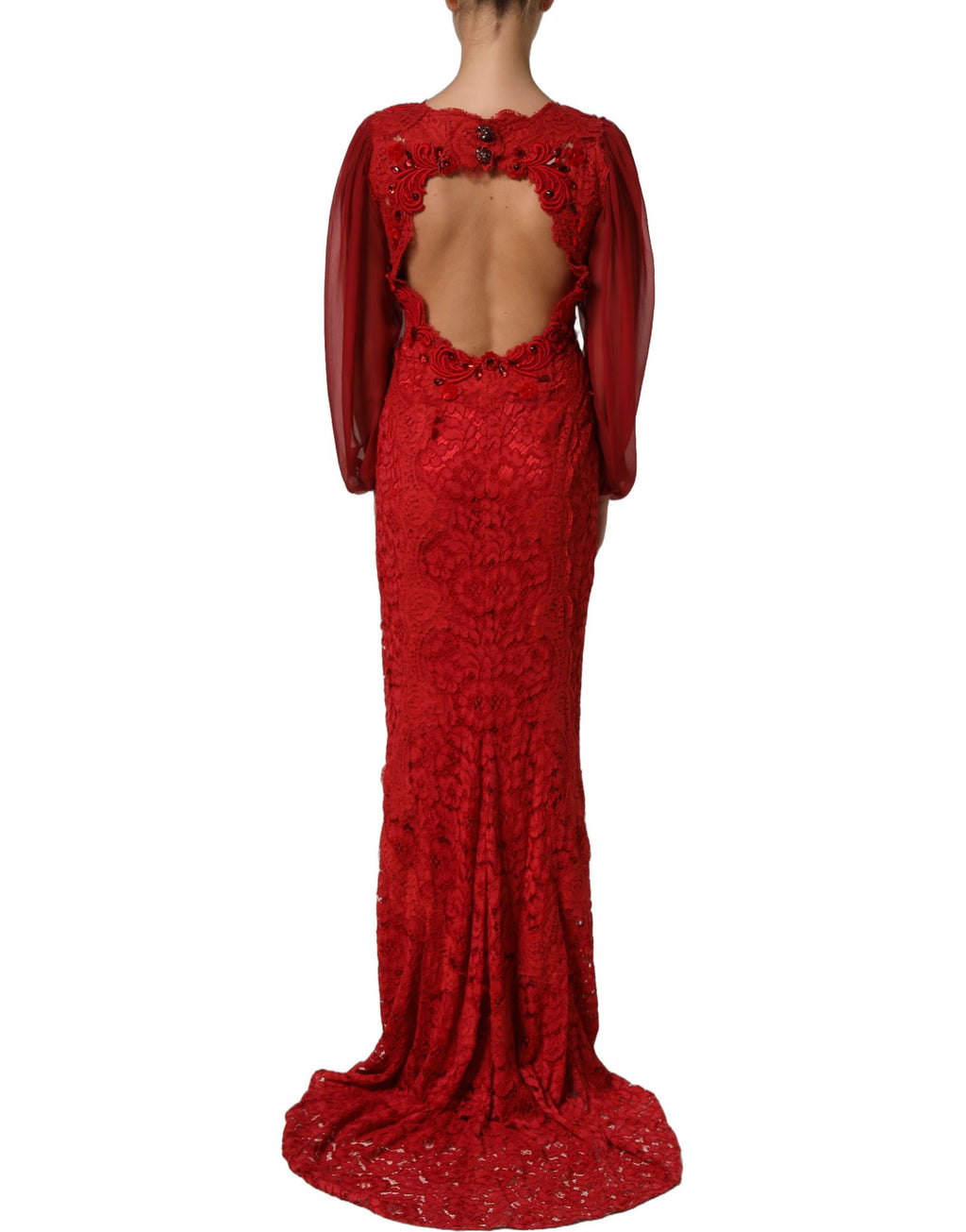 Robe longue sirène Dolce & Gabbana rouge ornée de broderies et embellissements, portée pour une occasion élégante.