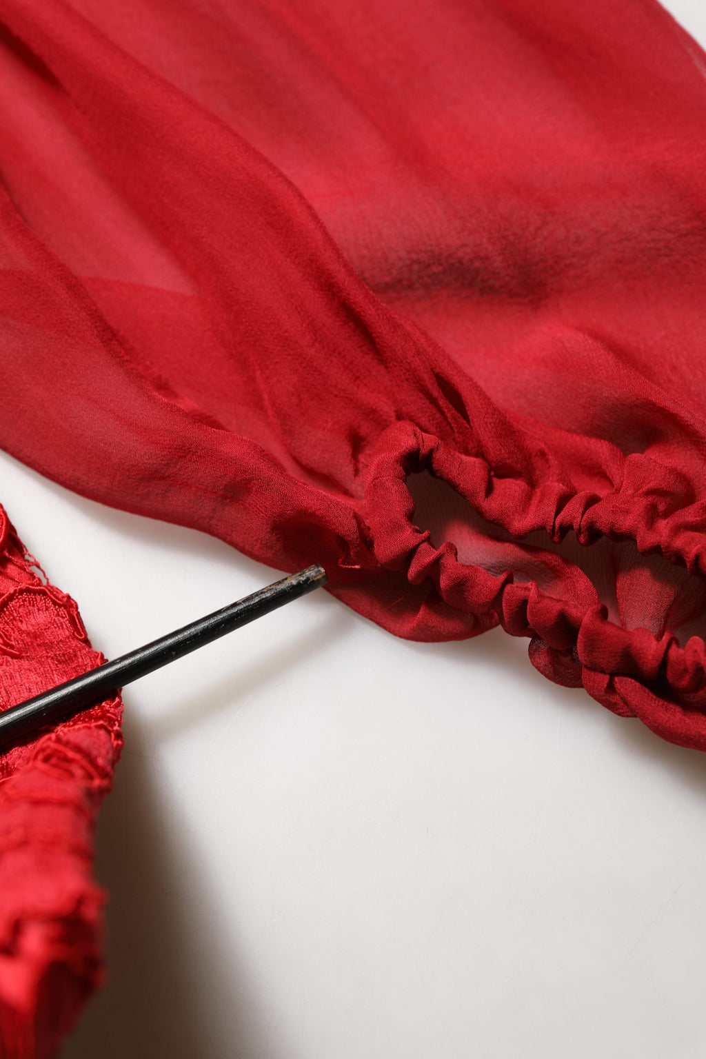 Robe longue sirène Dolce & Gabbana rouge ornée de embellissements, vêtement élégant avec drapé et détails sophistiqués.
