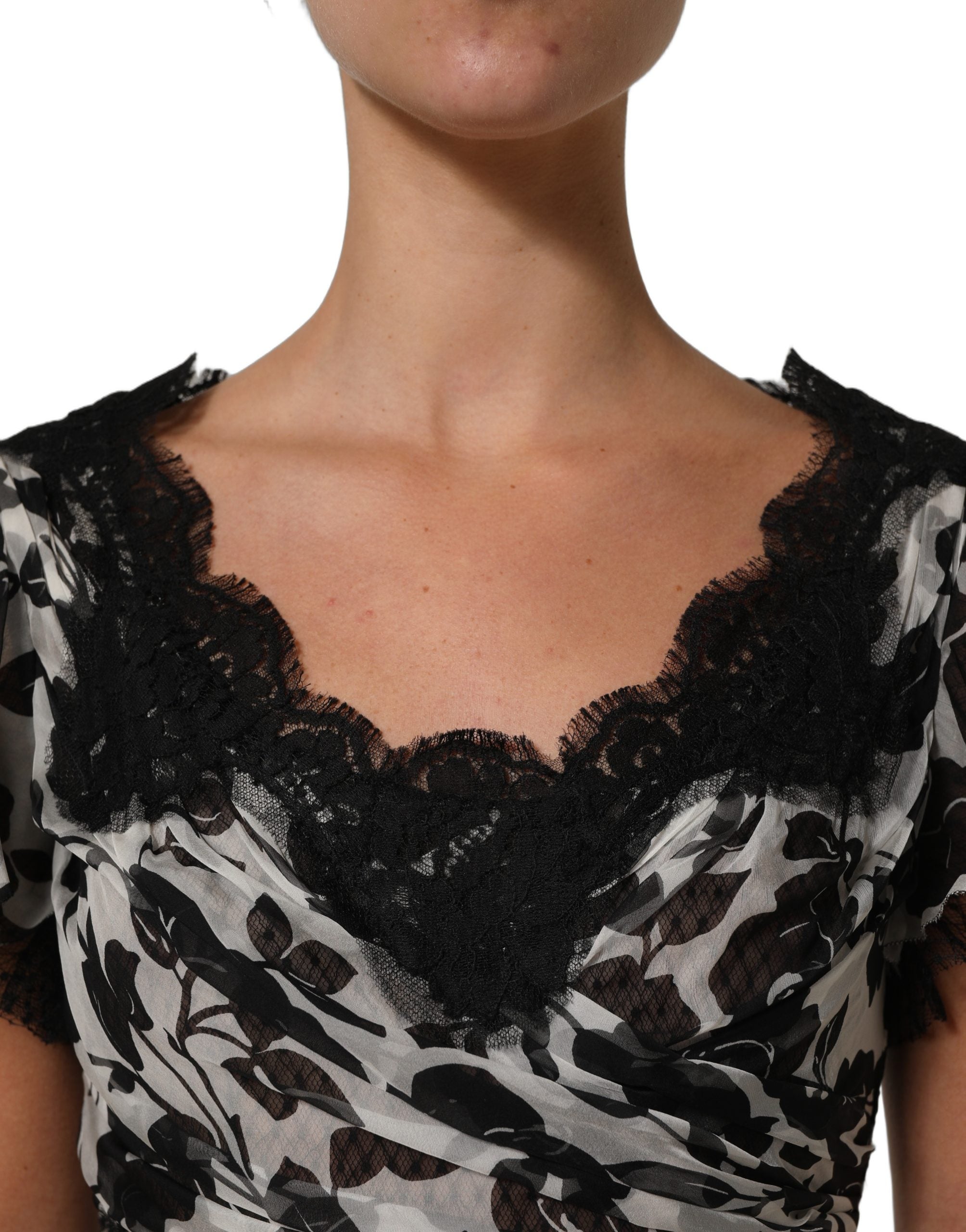 Robe maxi noire en soie Dolce & Gabbana avec broderie florale en dentelle et ricamo, élégante et sophistiquée.
