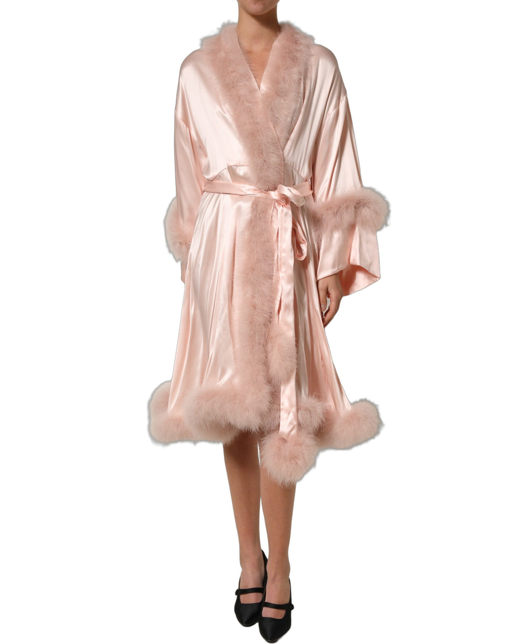 Robe midi en soie rose clair Dolce & Gabbana avec plumes de dinde, élégante et fluide, portée avec des détails sophistiqués.