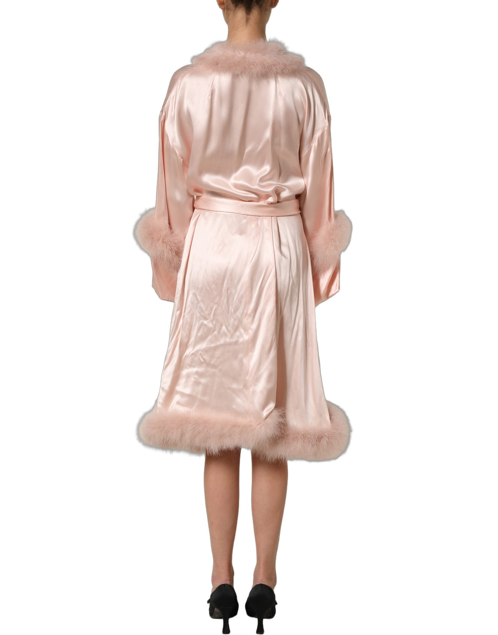Robe midi en soie rose clair Dolce & Gabbana avec plumes de Turquie, élégante et fluide, détails visibles sur l'image.