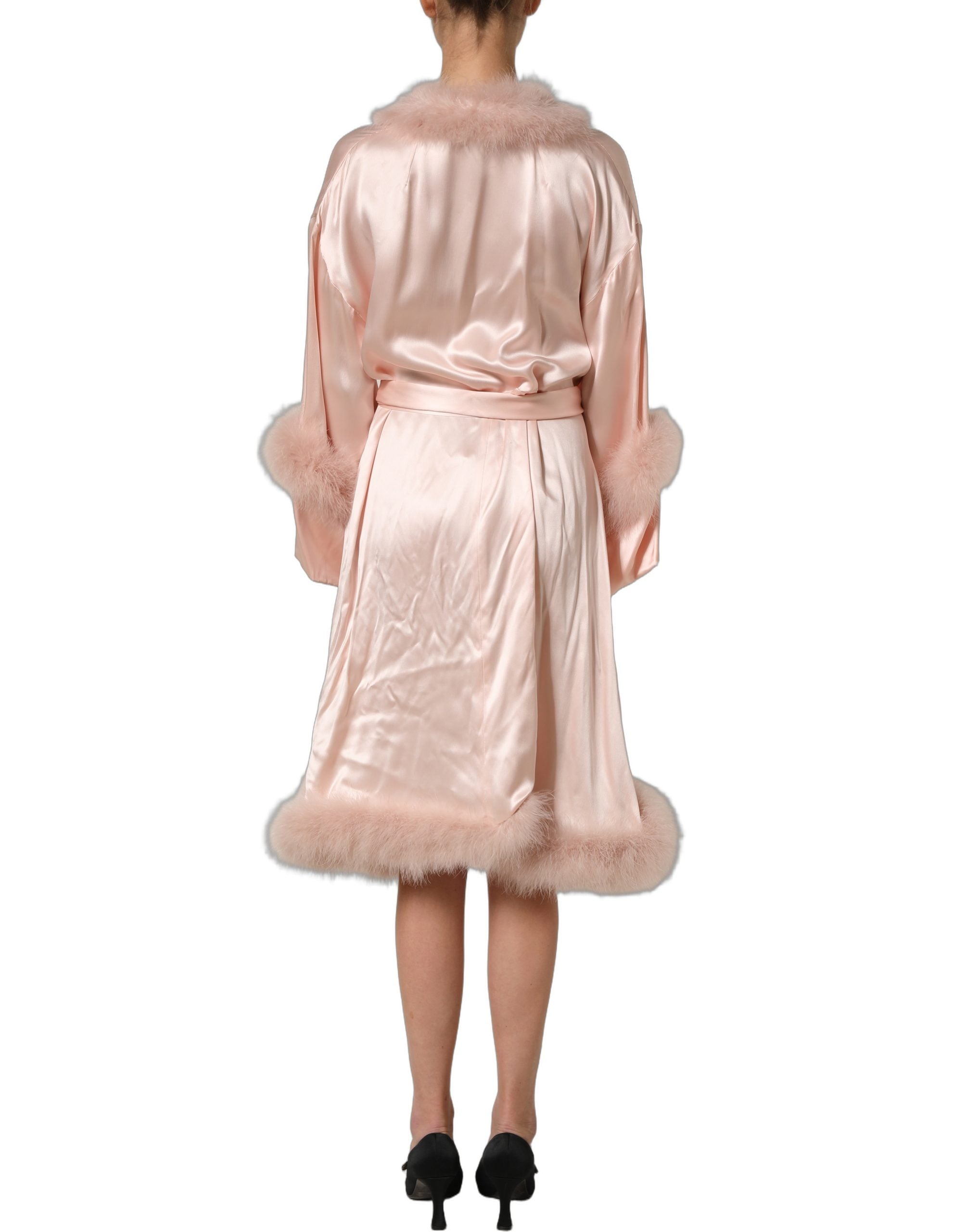 Robe midi en soie rose clair Dolce & Gabbana avec plumes de Turquie, élégante et fluide, détails visibles sur l'image.