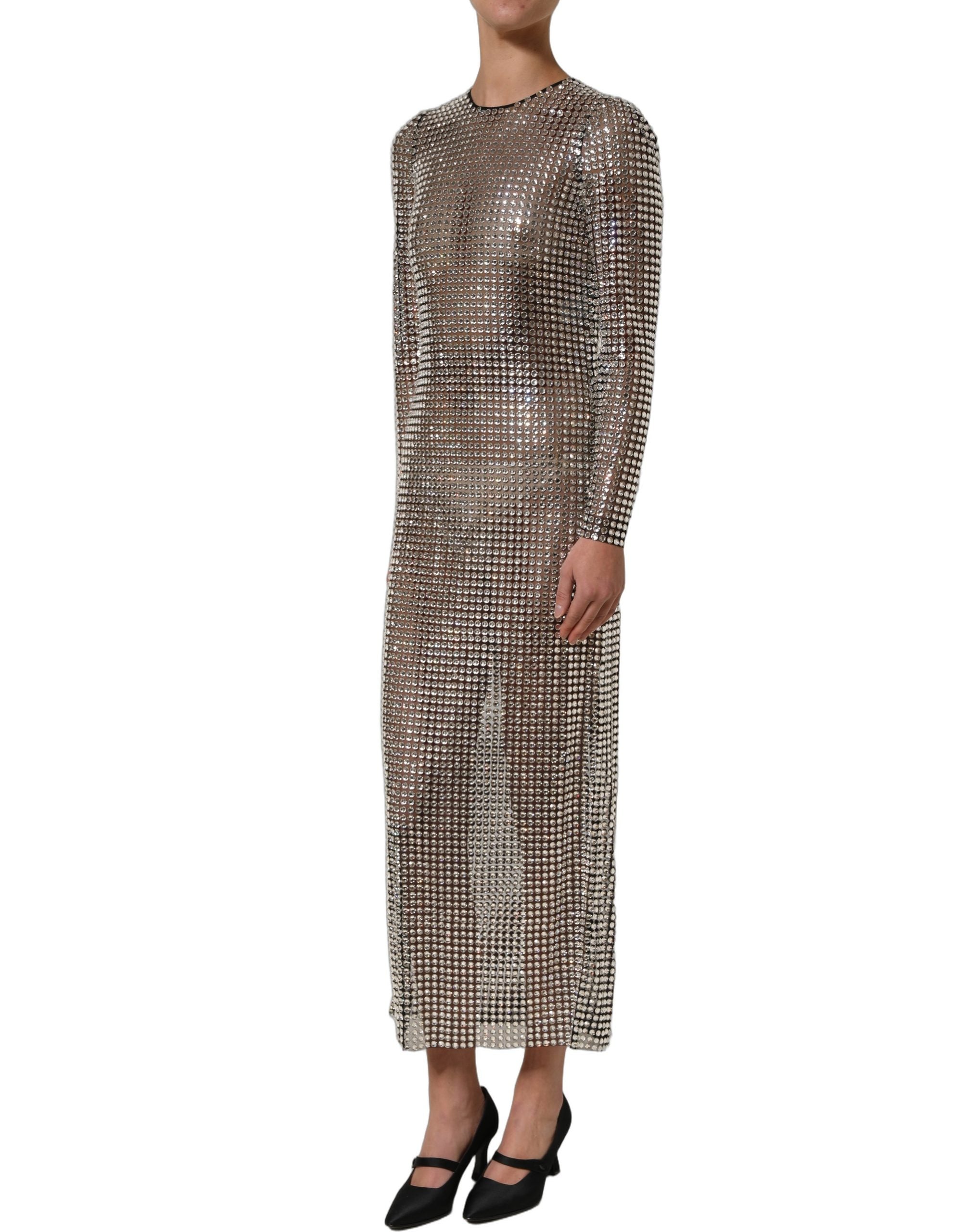Robe longue beige Dolce & Gabbana avec cristaux, style élégant et sophistiqué, détails raffinés visibles sur le mannequin.