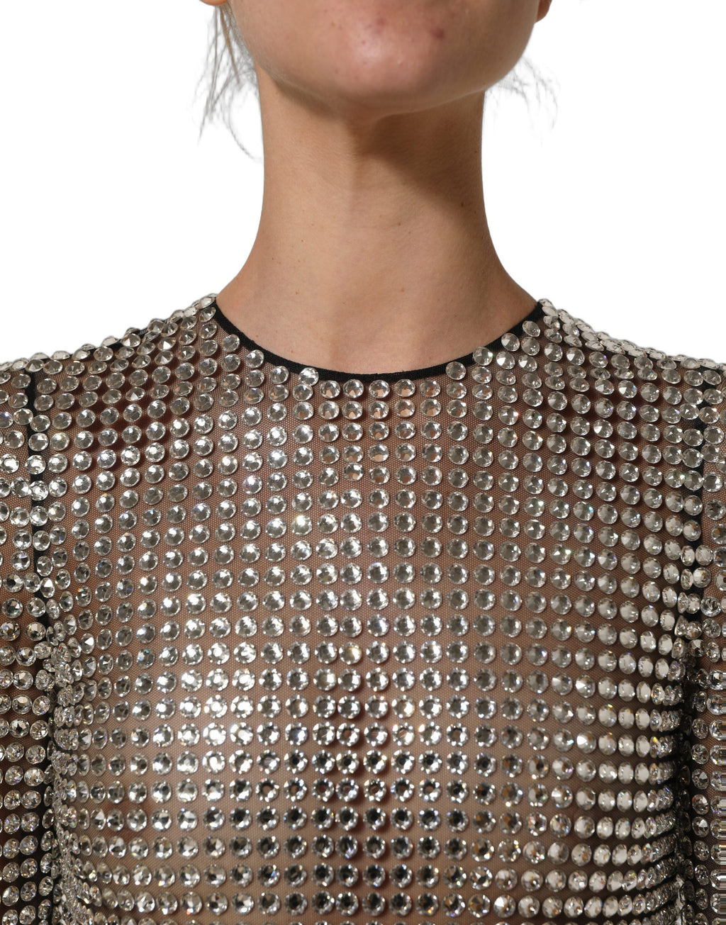 Robe longue beige Dolce & Gabbana ornée de cristaux, élégante et sophistiquée, avec des détails brillants visibles sur l'image.