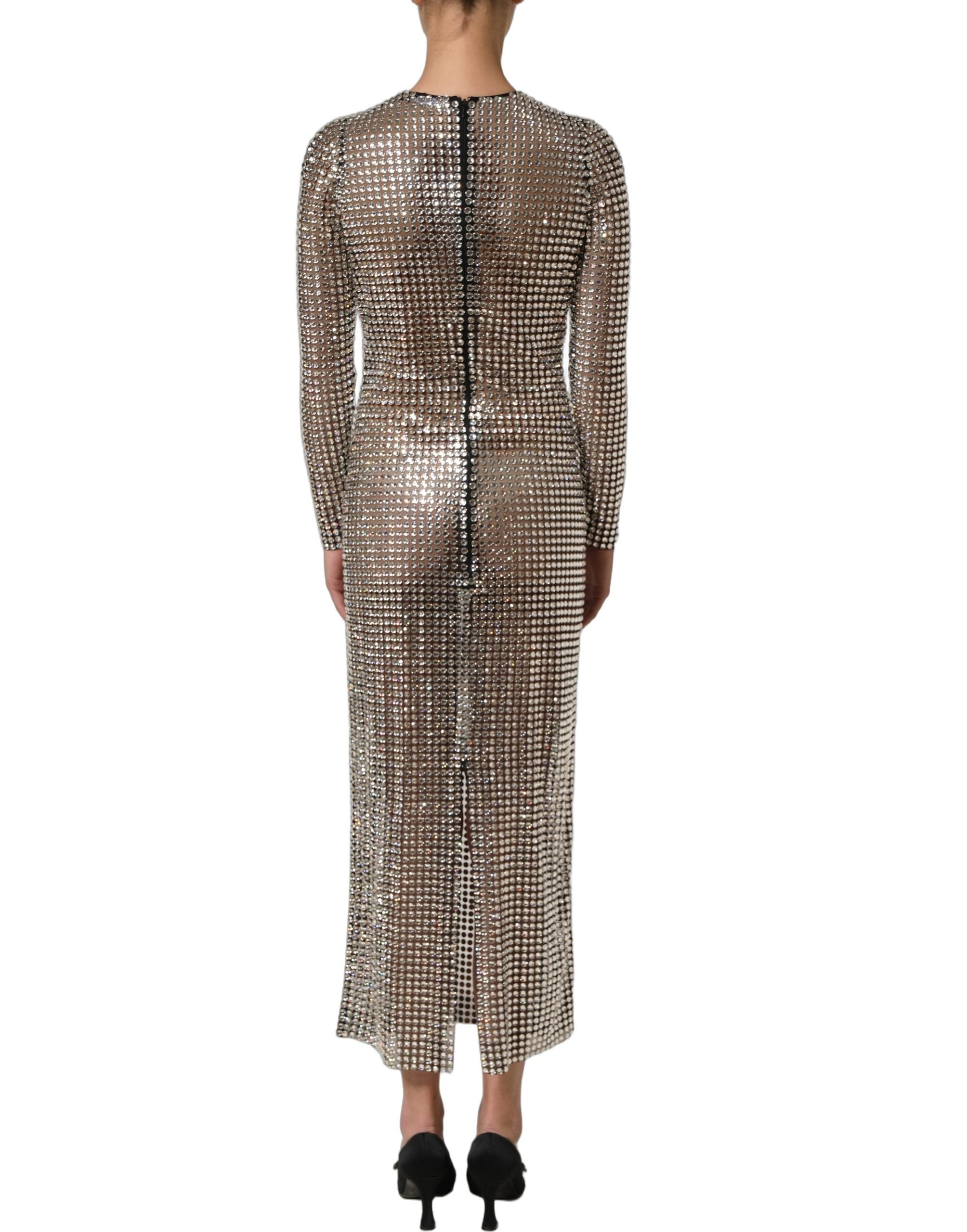 Robe longue beige de soirée Dolce & Gabbana ornée de cristaux scintillants et de détails élégants.