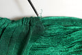 Robe de soirée plissée vert émeraude de Dolce & Gabbana, robe élégante avec tissu fluide et détails sophistiqués.