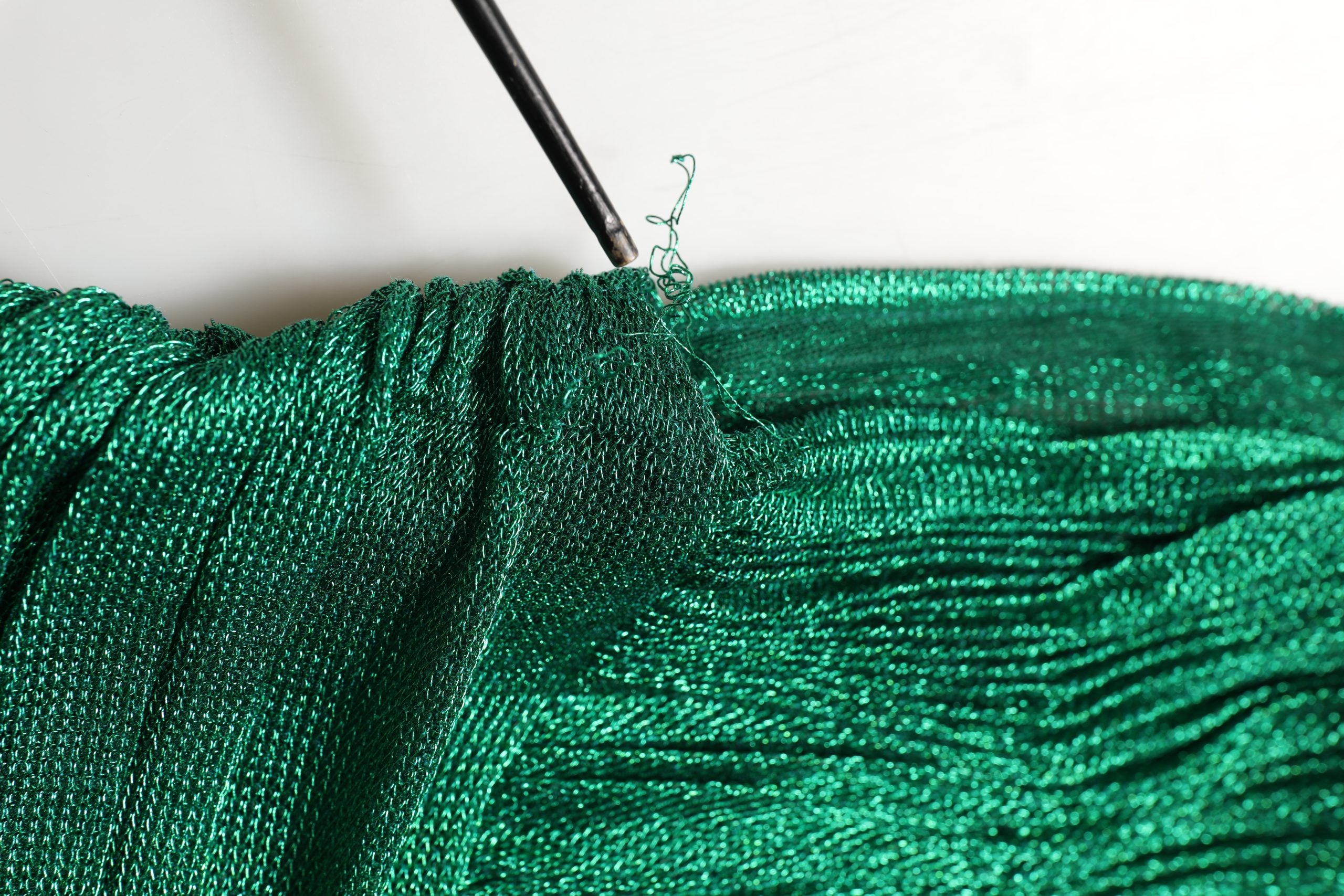 Robe de soirée plissée vert émeraude de Dolce & Gabbana, robe élégante avec tissu fluide et détails sophistiqués.
